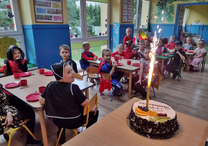 Dzieci śpiewaja piosenkę w czasie podawania torku z okazji Dnia Przedszkolaka